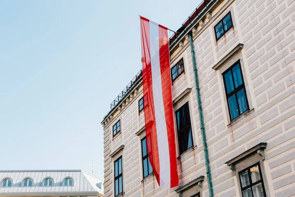 Rakouská vlajka na budově města — Stock fotografie
