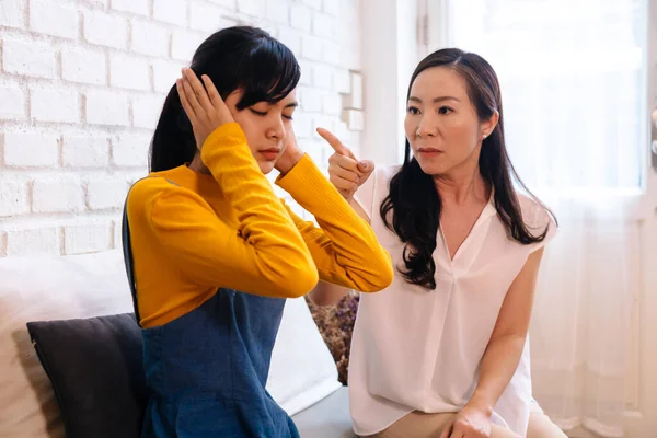 Разногласия между раздраженной азиатской дочерью-подростком и расстроенной матерью среднего возраста . — стоковое фото
