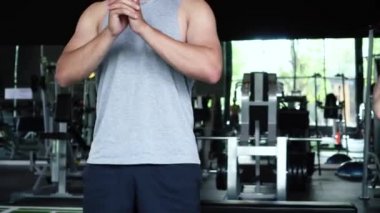 Spor kıyafetli bir grup genç Asyalı spor salonunda spor yapıyor ve egzersiz yapıyor.