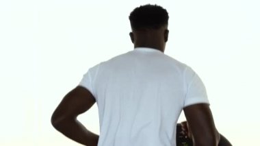 Aşağıdan uygun Afro-Amerikan adam gündüz spor salonunda elektrikli koşu bandı üzerinde çalışan. Sporcu antrenman makinesi üzerinde çalışıyor