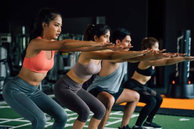 Spor kıyafetleriyle spor salonunda spor yapan ve spor salonunda egzersiz yapan Asyalı genç bir grup yakın plan..