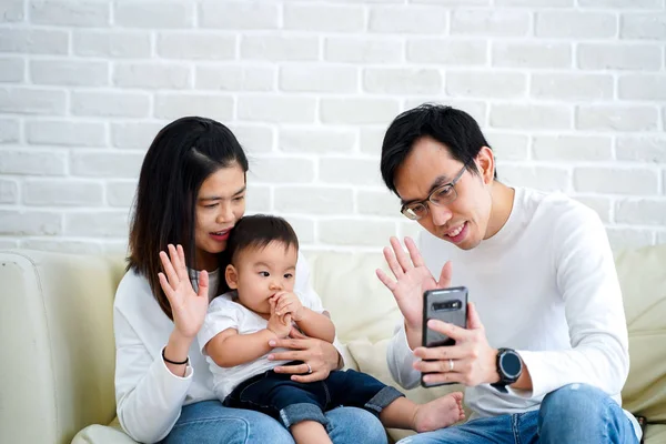 Feliz asiática familia hacer un video llamada en casa —  Fotos de Stock