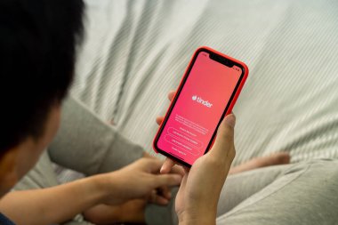 BANGKOK, THAILAND - 27 Mart 2020: iPhone 'da Tinder' ın ekran görüntüsü olan bir adam. Tinder, coğrafi ağ ve online flört uygulaması..