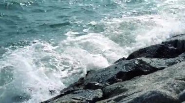 Güçlü dalgaların Rayong, Tayland, Asya 'da kayalık bir plaja çarptığı manzara videosu.