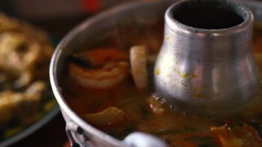 Tayland mutfağı yemek çeşitliliği videosu. Yengeç eti, kızarmış pirinç, omlet ve Tom yum kung baharatlı çorba dahil.