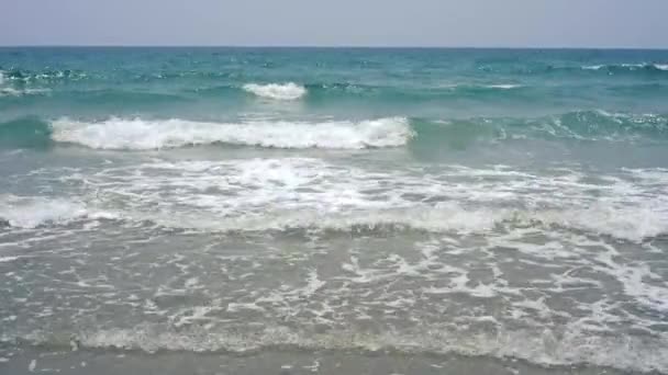 Landscape video of sea waves on the sand beach in Rayong, Thailand, Asia — Stock Video