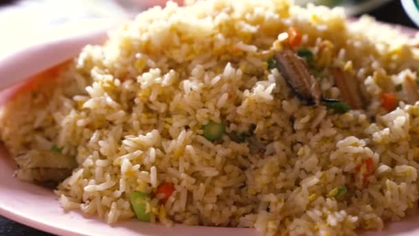 Sebzeli yengeç ve kızarmış pirinç. Asya yemekleri gurmesi. — Stok video