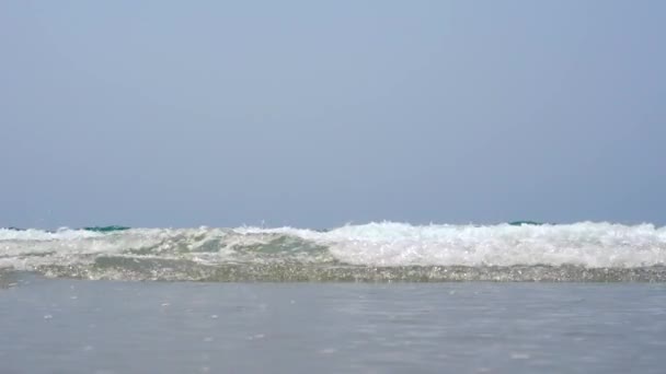 Landschapsvideo van zee golven op het zandstrand in Rayong, Thailand, Azië — Stockvideo