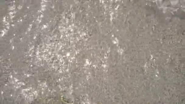 Close-up bovenaanzicht van zand en zeewater textuur en patroon. Luchtfoto abstracte strand oceaan golven achtergrond met kopieerruimte — Stockvideo