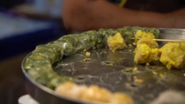 Geleneksel Lezzetli Çin frenk soğanı köfteleri ve hamur köftelerini Asya 'daki gece pazarında buharlı tencereye koy. Bangkok, Tayland 'da sokak yemekleri