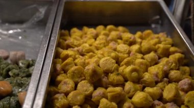 Çin soğanlı börek, Dimsum, Asya 'da gece pazarında satılan Çin usulü pirinç köftesi. Bangkok, Tayland 'da sokak yemekleri