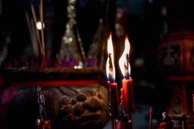 Eski Çin tapınağında tütsü çubukları. Tapınakta geleneksel Asya kültürü