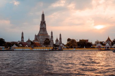 Bangkok, Tayland 'daki Wat Arun Ratchawararam tapınağının güzel alacakaranlık manzarası