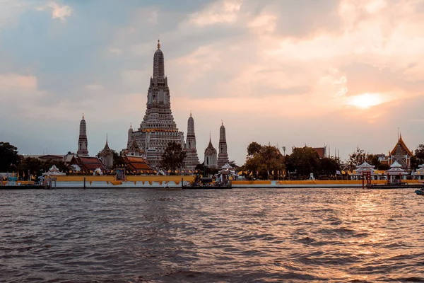 Belle vue sur le paysage crépusculaire du temple Wat Arun Ratchawararam à Bangkok, Thaïlande — Photo