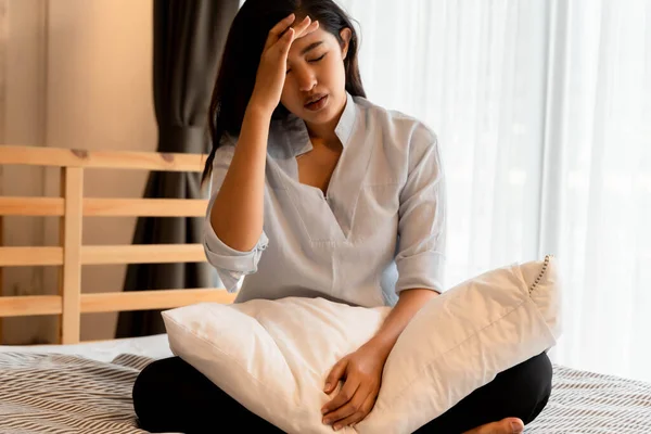 Retrato de una joven asiática de 20 años que sufre dolor y enfermedad médica en el dormitorio por la noche. Fiebre, alta temperatura, frío, migraña, cansancio, síntomas — Foto de Stock