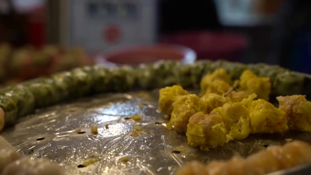 Sabrosas albóndigas chinas tradicionales de cebollino y albóndigas de parque en olla de vapor en el mercado nocturno de Asias. Comida para calle en Bangkok, Tailandia — Vídeo de stock