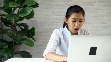 Dost canlısı Asyalı kadın dizüstü bilgisayar kullanıyor, konuşuyor, video konferansı yapıyor, iş görüşmesi yapıyor. Milenyum kadın internet öğretmeni özel öğretmen ve vlogcu iş için evden çalışıyor.