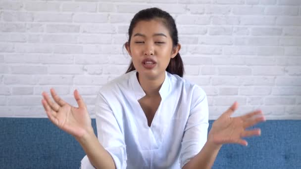 Glad vänlig asiatisk kvinna tittar på kameran och pratar, gör videokonferens, online jobbintervju hemma. Millennial kvinnliga Internet lärare handledare och vlogger på jobbet — Stockvideo