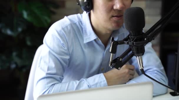 Joven adulto hombre de negocios podcasting y grabación talk show en casa estudio con ordenador portátil en la mesa. El escritorio está conectado con micrófono. Podcast y concepto de grabación de audio en casa — Vídeos de Stock