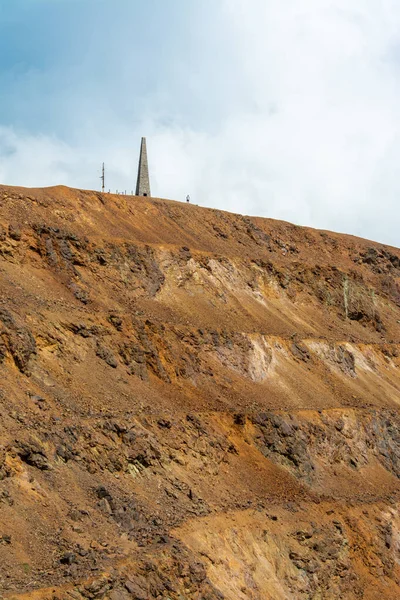 Dramatisk Över Fjärran Höjd Markering Obelisk Toppen Röd Gruvdrift Prospektering — Stockfoto