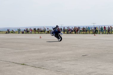 motosikletçi yolu üzerinde bir arka tekerlek devam ediyor
