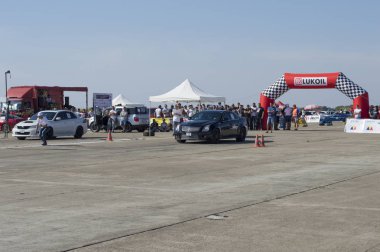 Resinge'nın sürükler bir kemer yarış otomobili başlar