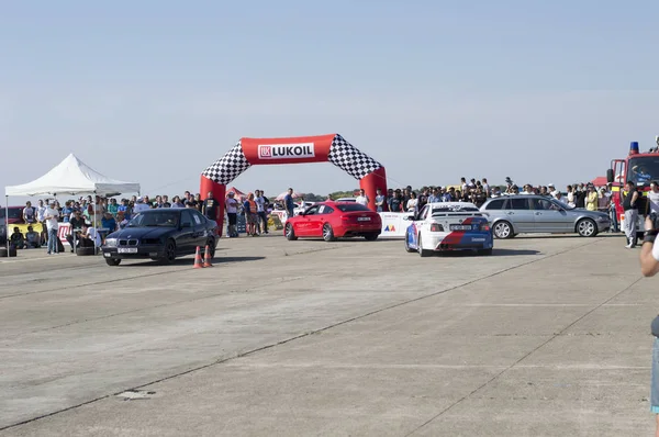 Los coches han terminado una carrera en Resinge 's Drags — Foto de Stock