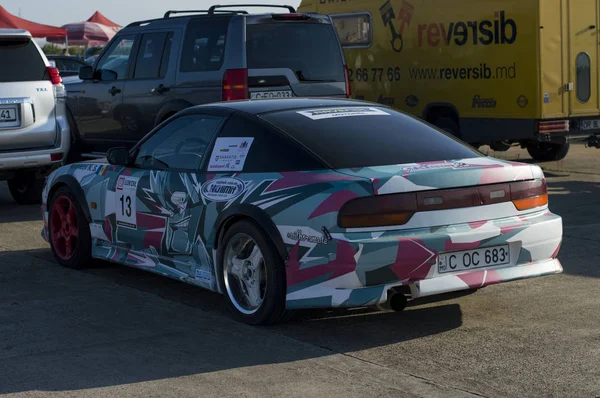 La voiture de sport de course après les courses sur Resingue's Drags — Photo