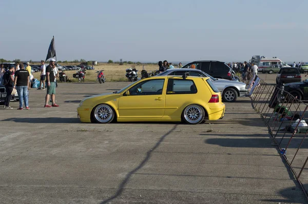 The yellow tuning car on a show on Resinge's Drags — Stock Photo, Image