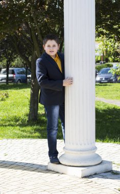 iki nokta üst üste nedeniyle bir ceketli çocuk bakıyor