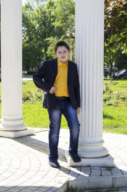 okul öğrenci bir ceket ve sarı bir gömlek, iki nokta üst üste