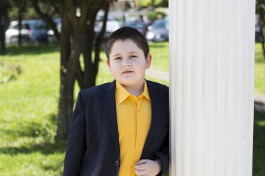 iki nokta üst üste, sarı gömlekli okul öğrencinin portresi