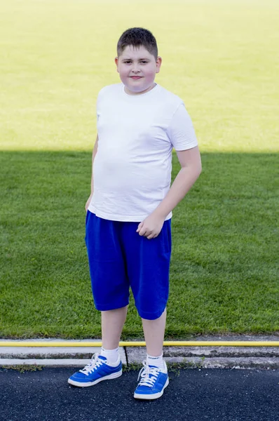 güzel okul öğrenci Stadyumu'nda bir yarış pisti üzerinde