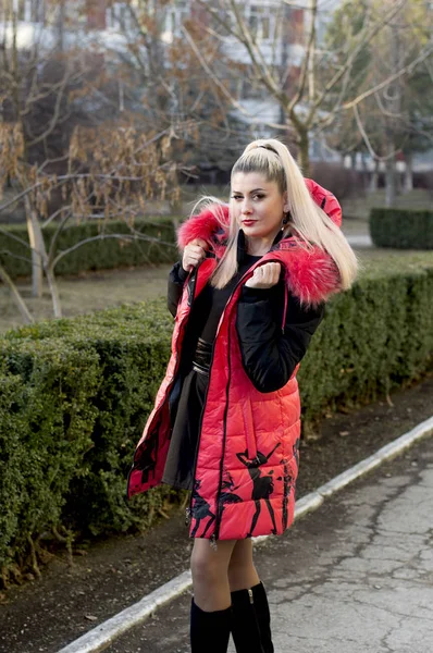 pembe bir ceket kadında şehir etrafında yürür