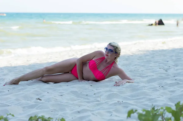 Жінка лежить в тіні на пляжі біля моря — стокове фото