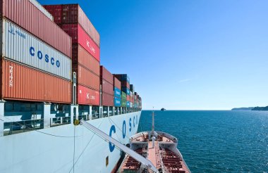 Nakhodka. Rusya - 06 Temmuz 2016: Bunkering tanker Zaliv'e Nakhodka bir büyük konteyner gemisi Cosco Pekin.