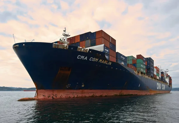Nachodka. Rusland - 2 augustus 2015: Container schip Cma Cgm Marlin staande op de wegen anker. — Stockfoto