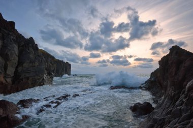 Deniz kenarı güçlü fırtına.
