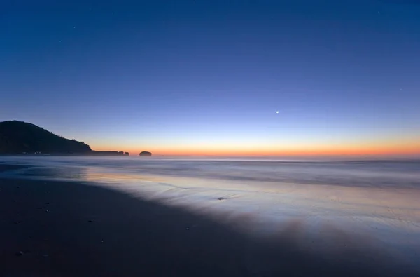 Wczesnym rankiem nad brzegiem oceanu. — Zdjęcie stockowe