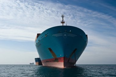 Nakhodka Bay. Doğu (Japonya) deniz. 17 Eylül 2015: Bunkering tanker Vitaly Vanykhin konteyner gemisi Cornelia Maersk.