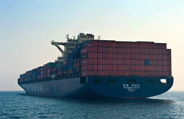 Nakhodka. Rússia - 19 de abril de 2014: Navio porta-contentores Hyundai Faith de pé nas estradas em âncora . — Fotografia de Stock