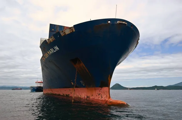 Nachodka. Rusland - 2 augustus 2015: Bunkeren tanker Zaliv Nakhodka een grote container schip Cma Cgm Marlin. — Stockfoto