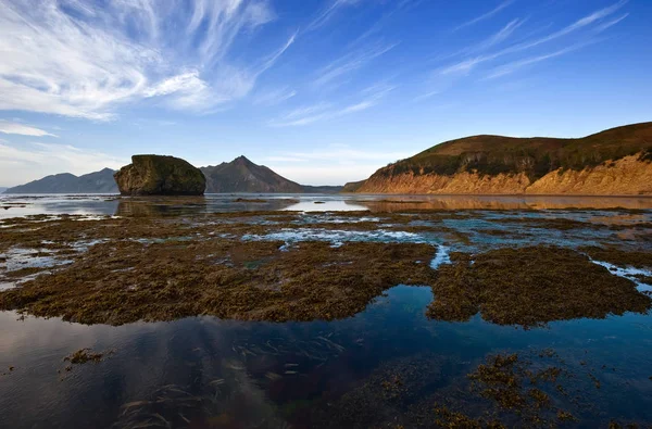 Morgon utflöde på kusten av Ochotska havet. — Stockfoto