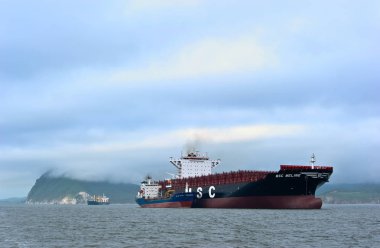 Nakhodka, Rusya Federasyonu - 22 Temmuz 2015: tanker Vitaly Vanukhin konteyner gemisi Msc Meline Bunkering.