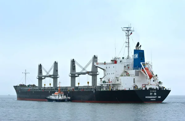 Nahodka. Oroszország - 2016. július 22.: Pilóta hajó Nord kíséri az ömlesztettáru-szállító hajó Moonbright Sw a kilépés az öböl. — Stock Fotó