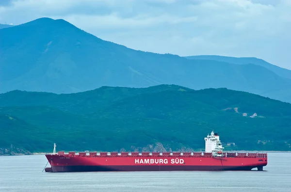 Nachodka. Rosja - 02 lipca 2016: Pusty kontener statek Santa Rosa stoi na drogach na kotwicy. — Zdjęcie stockowe