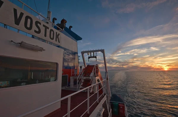 Roda de fragmento do navio em um fundo de pôr do sol do mar . — Fotografia de Stock