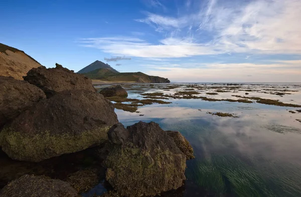 Sabah çıkış sahil Ohotsk Denizi. — Stok fotoğraf