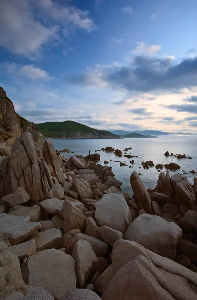岩が多い海岸の日の出. — ストック写真