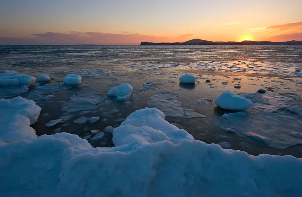 Solnedgång på isen, vinter kusten — Stockfoto